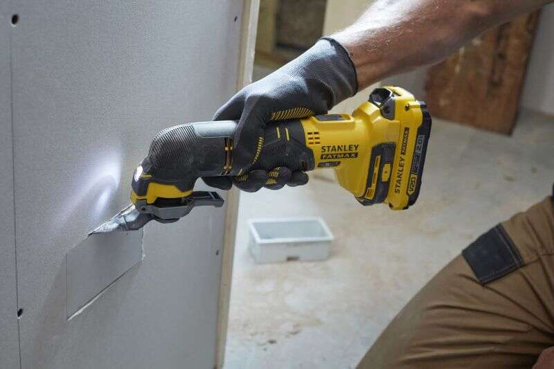 Image du produit Stanley V20 Multitool 18V , 2x2.0Ah, Chargeur 2A, Coffret SFMCE500D2K-QW