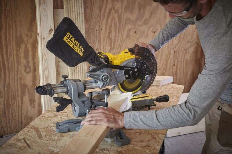 Image du produit Stanley V20 Scie onglet 190mm 190mm 18V, 1x 4.0Ah, Chargeur 2A SFMCS701M1-QW