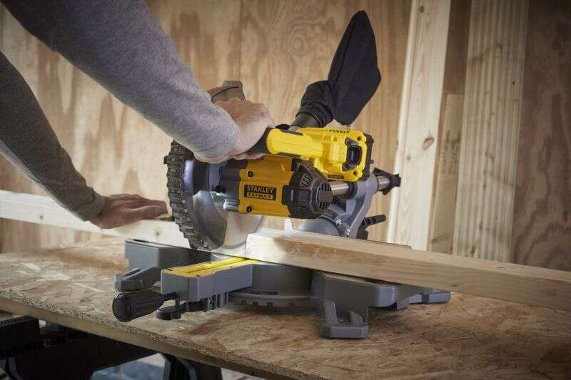 Image du produit Stanley V20 Scie onglet 190mm 190mm 18V, 1x 4.0Ah, Chargeur 2A SFMCS701M1-QW