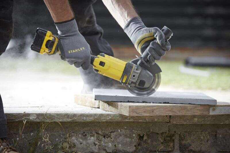 Image du produit Stanley V20 Meuleuse d'angle 18V , 2x 4,0.Ah, Chargeur 2A, coffre SFMCG400M2K-QW